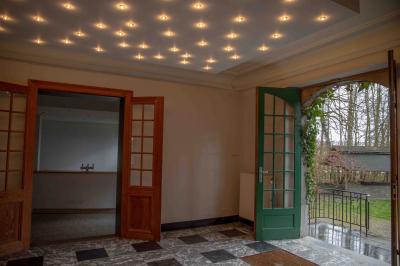 Miniature Location salle Anhée (Namur) - Salle des Jardins de la Molignee #6 Salle vide avec de grandes baies vitrées donnant sur un espace vert, éclairée par une lumière douce.