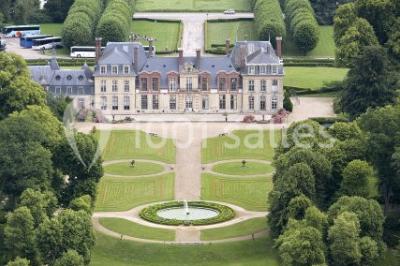 Miniature Location salle Thoiry (Yvelines) - L'Orangerie du Château de Thoiry #9 Peinture de mains et flèche blanche sur un tronc d'arbre dans un parc enneigé, avec des arbres en arrière-plan.
