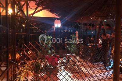 Miniature Location salle Thoiry (Yvelines) - L'Orangerie du Château de Thoiry #5 Peinture de mains et flèche blanche sur un tronc d'arbre dans un parc enneigé, avec des arbres en arrière-plan.