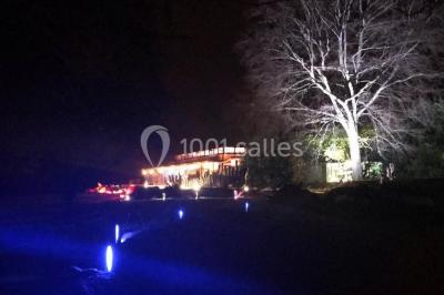 Miniature Location salle Thoiry (Yvelines) - L'Orangerie du Château de Thoiry #4 Peinture de mains et flèche blanche sur un tronc d'arbre dans un parc enneigé, avec des arbres en arrière-plan.