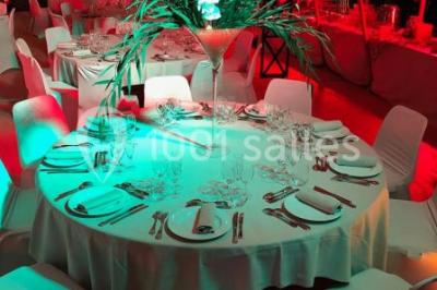 Miniature Location salle Thoiry (Yvelines) - L'Orangerie du Château de Thoiry #3 Peinture de mains et flèche blanche sur un tronc d'arbre dans un parc enneigé, avec des arbres en arrière-plan.