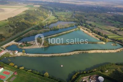 Quatre femmes pratiquant le yoga en posture de l'arbre sur des tapis colorés dans un espace extérieur herbeux.