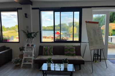Quatre femmes pratiquant le yoga en posture de l'arbre sur des tapis colorés dans un espace extérieur herbeux.