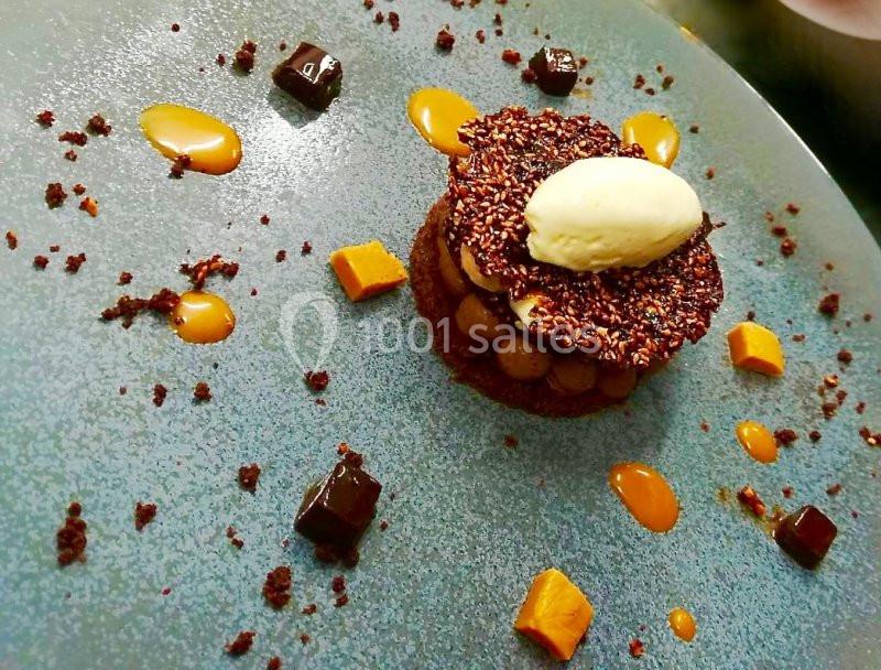 Dessert raffiné avec mousse, croustillant au chocolat, glace vanille, caramel et morceaux de chocolat et caramel.