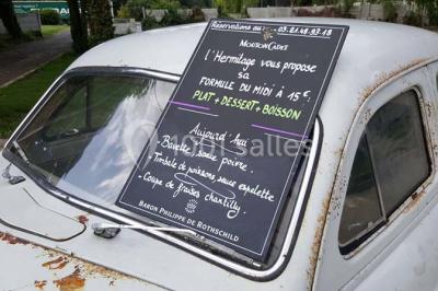 Miniature Location salle Fampoux (Pas-de-Calais) - L'hermitage de Fampoux #15 Salle sombre avec éclairage violet, plafond métallique, tables et chaises dispersées sur un sol à carreaux.