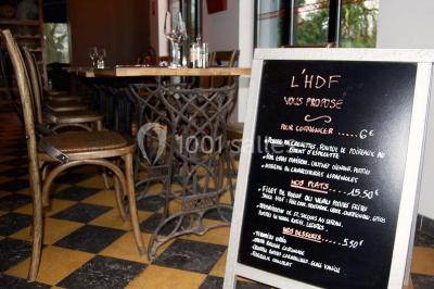 Miniature Location salle Fampoux (Pas-de-Calais) - L'hermitage de Fampoux #18 Salle sombre avec éclairage violet, plafond métallique, tables et chaises dispersées sur un sol à carreaux.