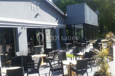 Miniature Location salle Fampoux (Pas-de-Calais) - L'hermitage de Fampoux #6 Salle sombre avec éclairage violet, plafond métallique, tables et chaises dispersées sur un sol à carreaux.