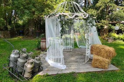 Miniature Location salle Fampoux (Pas-de-Calais) - L'hermitage de Fampoux #3 Salle sombre avec éclairage violet, plafond métallique, tables et chaises dispersées sur un sol à carreaux.