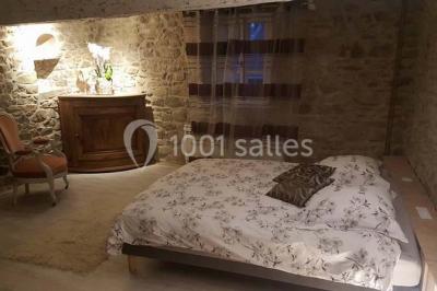 Miniature Location salle Chambost-Allières (Rhône) - Domaine de Montfriol #16 Structure en bois avec décorations de mariage, incluant des lettres blanches, un tonneau et des fleurs suspendues.