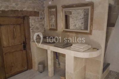 Miniature Location salle Chambost-Allières (Rhône) - Domaine de Montfriol #18 Structure en bois avec décorations de mariage, incluant des lettres blanches, un tonneau et des fleurs suspendues.