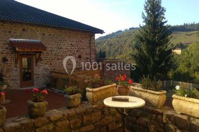 Miniature Location salle Chambost-Allières (Rhône) - Domaine de Montfriol #10 Structure en bois avec décorations de mariage, incluant des lettres blanches, un tonneau et des fleurs suspendues.