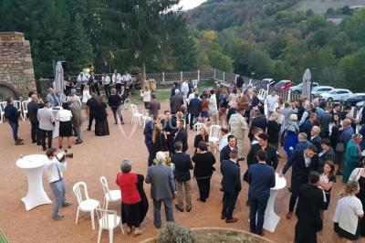 Miniature Location salle Chambost-Allières (Rhône) - Domaine de Montfriol #11 Structure en bois avec décorations de mariage, incluant des lettres blanches, un tonneau et des fleurs suspendues.