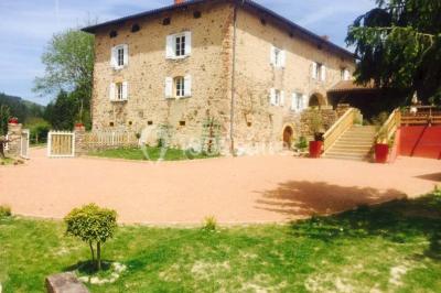 Miniature Location salle Chambost-Allières (Rhône) - Domaine de Montfriol #2 Structure en bois avec décorations de mariage, incluant des lettres blanches, un tonneau et des fleurs suspendues.