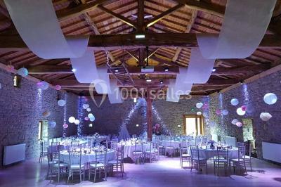 Miniature Location salle Chambost-Allières (Rhône) - Domaine de Montfriol #4 Structure en bois avec décorations de mariage, incluant des lettres blanches, un tonneau et des fleurs suspendues.