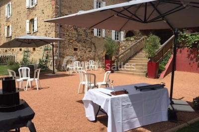 Miniature Location salle Chambost-Allières (Rhône) - Domaine de Montfriol #9 Structure en bois avec décorations de mariage, incluant des lettres blanches, un tonneau et des fleurs suspendues.