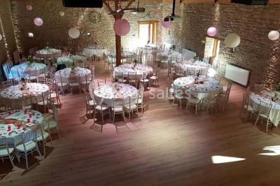 Miniature Location salle Chambost-Allières (Rhône) - Domaine de Montfriol #6 Structure en bois avec décorations de mariage, incluant des lettres blanches, un tonneau et des fleurs suspendues.