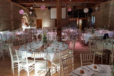 Miniature Location salle Chambost-Allières (Rhône) - Domaine de Montfriol #3 Structure en bois avec décorations de mariage, incluant des lettres blanches, un tonneau et des fleurs suspendues.