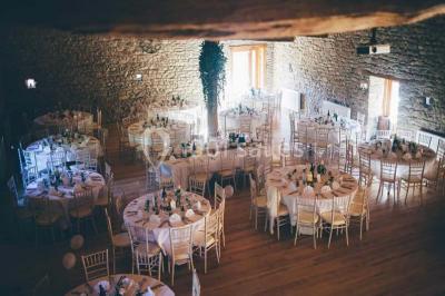 Miniature Location salle Chambost-Allières (Rhône) - Domaine de Montfriol #5 Structure en bois avec décorations de mariage, incluant des lettres blanches, un tonneau et des fleurs suspendues.