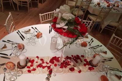 Miniature Location salle Chambost-Allières (Rhône) - Domaine de Montfriol #14 Structure en bois avec décorations de mariage, incluant des lettres blanches, un tonneau et des fleurs suspendues.