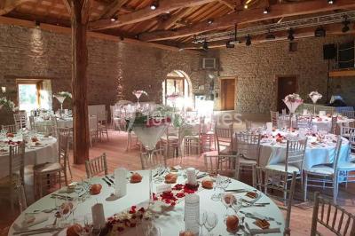 Miniature Location salle Chambost-Allières (Rhône) - Domaine de Montfriol #7 Structure en bois avec décorations de mariage, incluant des lettres blanches, un tonneau et des fleurs suspendues.
