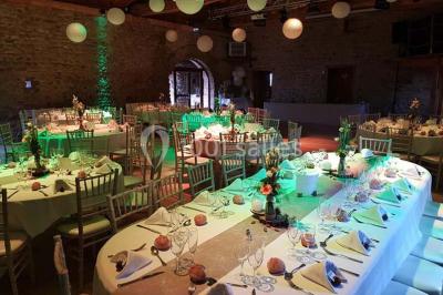 Miniature Location salle Chambost-Allières (Rhône) - Domaine de Montfriol #13 Structure en bois avec décorations de mariage, incluant des lettres blanches, un tonneau et des fleurs suspendues.