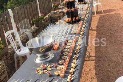 Miniature Location salle Chambost-Allières (Rhône) - Domaine de Montfriol #15 Structure en bois avec décorations de mariage, incluant des lettres blanches, un tonneau et des fleurs suspendues.