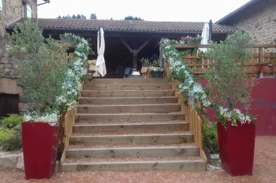 Miniature Location salle Chambost-Allières (Rhône) - Domaine de Montfriol #8 Structure en bois avec décorations de mariage, incluant des lettres blanches, un tonneau et des fleurs suspendues.