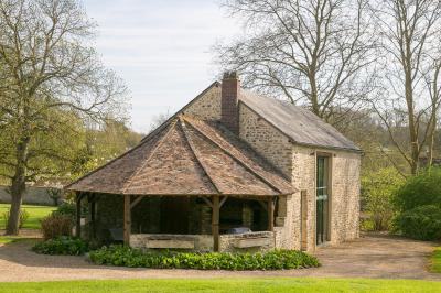 Miniature Location salle La Chapelle-Réanville (Eure) - Le Manoir de La Chapelle #6 Vue aérienne d'un domaine avec bâtiments, allées, jardins et espaces verts entourés d'arbres.