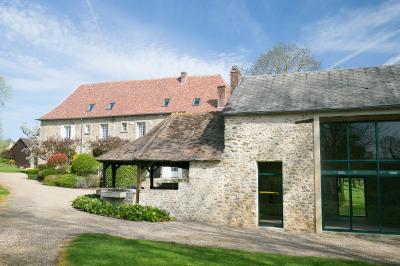 Miniature Location salle La Chapelle-Réanville (Eure) - Le Manoir de La Chapelle #7 Vue aérienne d'un domaine avec bâtiments, allées, jardins et espaces verts entourés d'arbres.