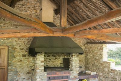 Miniature Location salle La Chapelle-Réanville (Eure) - Le Manoir de La Chapelle #8 Vue aérienne d'un domaine avec bâtiments, allées, jardins et espaces verts entourés d'arbres.