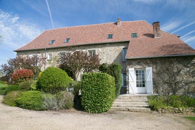 Miniature Location salle La Chapelle-Réanville (Eure) - Le Manoir de La Chapelle #9 Vue aérienne d'un domaine avec bâtiments, allées, jardins et espaces verts entourés d'arbres.