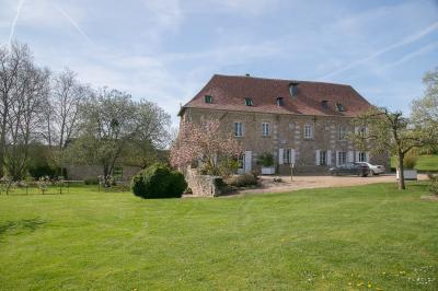 Miniature Location salle La Chapelle-Réanville (Eure) - Le Manoir de La Chapelle #10 Vue aérienne d'un domaine avec bâtiments, allées, jardins et espaces verts entourés d'arbres.