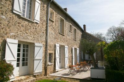 Miniature Location salle La Chapelle-Réanville (Eure) - Le Manoir de La Chapelle #11 Vue aérienne d'un domaine avec bâtiments, allées, jardins et espaces verts entourés d'arbres.