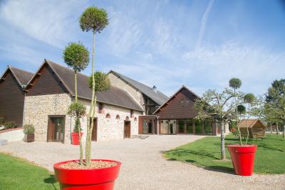 Miniature Location salle La Chapelle-Réanville (Eure) - Le Manoir de La Chapelle #4 Vue aérienne d'un domaine avec bâtiments, allées, jardins et espaces verts entourés d'arbres.