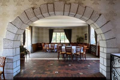 Miniature Location salle La Chapelle-Réanville (Eure) - Le Manoir de La Chapelle #12 Vue aérienne d'un domaine avec bâtiments, allées, jardins et espaces verts entourés d'arbres.