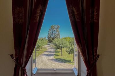 Miniature Location salle La Chapelle-Réanville (Eure) - Le Manoir de La Chapelle #13 Vue aérienne d'un domaine avec bâtiments, allées, jardins et espaces verts entourés d'arbres.