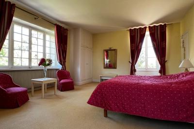 Miniature Location salle La Chapelle-Réanville (Eure) - Le Manoir de La Chapelle #14 Vue aérienne d'un domaine avec bâtiments, allées, jardins et espaces verts entourés d'arbres.