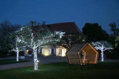 Miniature Location salle La Chapelle-Réanville (Eure) - Le Manoir de La Chapelle #15 Vue aérienne d'un domaine avec bâtiments, allées, jardins et espaces verts entourés d'arbres.