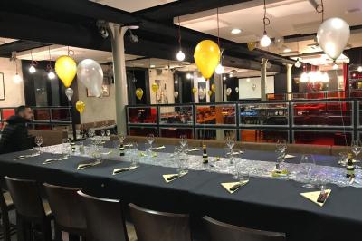 Miniature Location salle Villeurbanne (Rhône) - Sapristi #1 Table de restaurant dressée avec nappes noires et grises, verres, couverts, serviettes pliées et menu au centre.