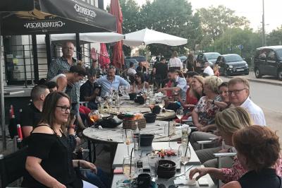 Miniature Location salle Villeurbanne (Rhône) - Sapristi #3 Table de restaurant dressée avec nappes noires et grises, verres, couverts, serviettes pliées et menu au centre.