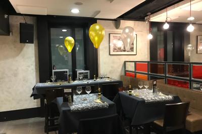 Miniature Location salle Villeurbanne (Rhône) - Sapristi #7 Table de restaurant dressée avec nappes noires et grises, verres, couverts, serviettes pliées et menu au centre.