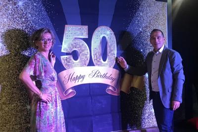 Miniature Location salle Villeurbanne (Rhône) - Sapristi #2 Table de restaurant dressée avec nappes noires et grises, verres, couverts, serviettes pliées et menu au centre.