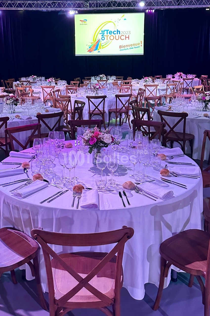 Repas assis pour 200 personnes au Hall VIP