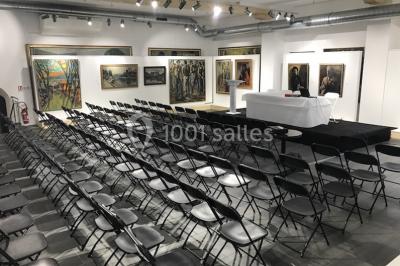 Miniature Location salle Lyon 9 (Rhône) - Hub de l'Ile Barbe #7 Cuisine professionnelle vide avec plans de travail en inox, évier, étagères ouvertes et réfrigérateurs en arrière-plan.