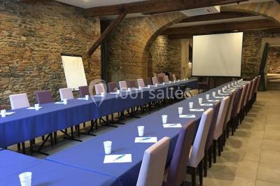 Miniature Location salle Lyon 9 (Rhône) - Hub de l'Ile Barbe #6 Cuisine professionnelle vide avec plans de travail en inox, évier, étagères ouvertes et réfrigérateurs en arrière-plan.