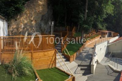 Miniature Location salle Lyon 9 (Rhône) - Hub de l'Ile Barbe #23 Cuisine professionnelle vide avec plans de travail en inox, évier, étagères ouvertes et réfrigérateurs en arrière-plan.