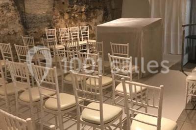 Miniature Location salle Lyon 9 (Rhône) - Hub de l'Ile Barbe #11 Cuisine professionnelle vide avec plans de travail en inox, évier, étagères ouvertes et réfrigérateurs en arrière-plan.