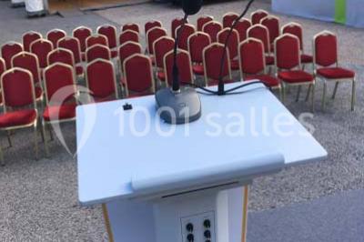 Miniature Location salle Lyon 9 (Rhône) - Hub de l'Ile Barbe #22 Cuisine professionnelle vide avec plans de travail en inox, évier, étagères ouvertes et réfrigérateurs en arrière-plan.