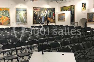 Miniature Location salle Lyon 9 (Rhône) - Hub de l'Ile Barbe #4 Cuisine professionnelle vide avec plans de travail en inox, évier, étagères ouvertes et réfrigérateurs en arrière-plan.