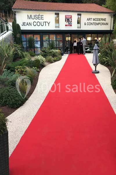 Location salle Lyon 9 (Rhône) - Hub de l'Ile Barbe #10 Entrée du musée Jean Couty avec un tapis rouge, entourée de végétation et de visiteurs à l'arrière-plan.